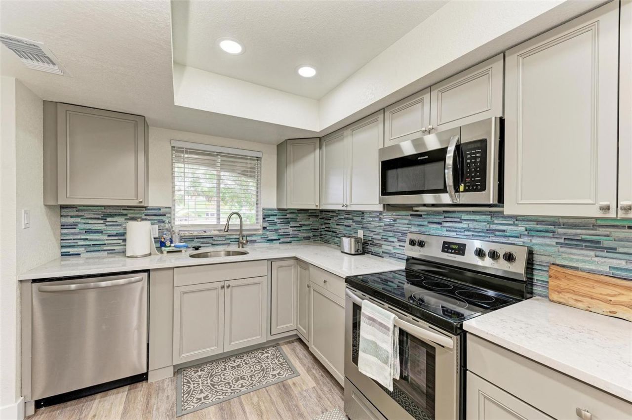 6470 Hollywood Boulevard, Unit 307, Sarasota, FL 34231 Photo