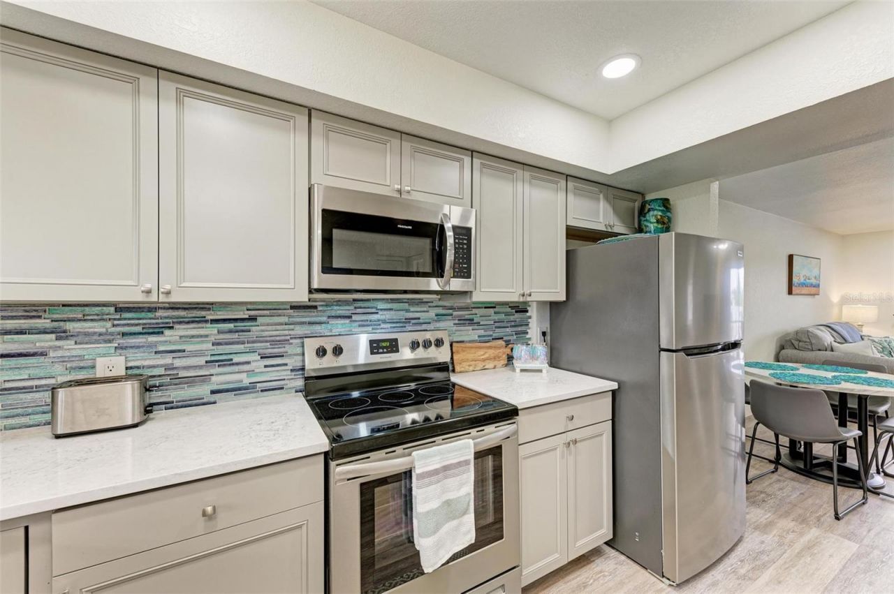 6470 Hollywood Boulevard, Unit 307, Sarasota, FL 34231 Photo