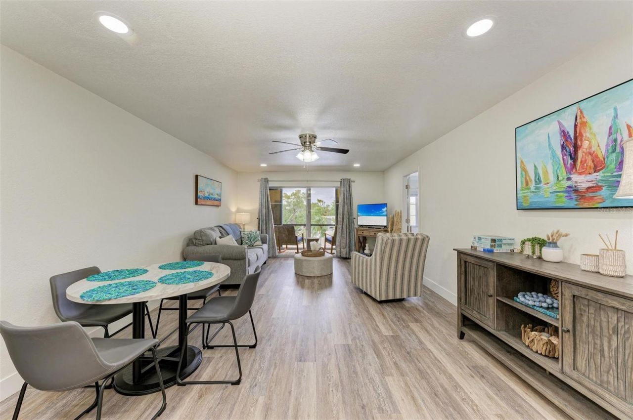 6470 Hollywood Boulevard, Unit 307, Sarasota, FL 34231 Photo