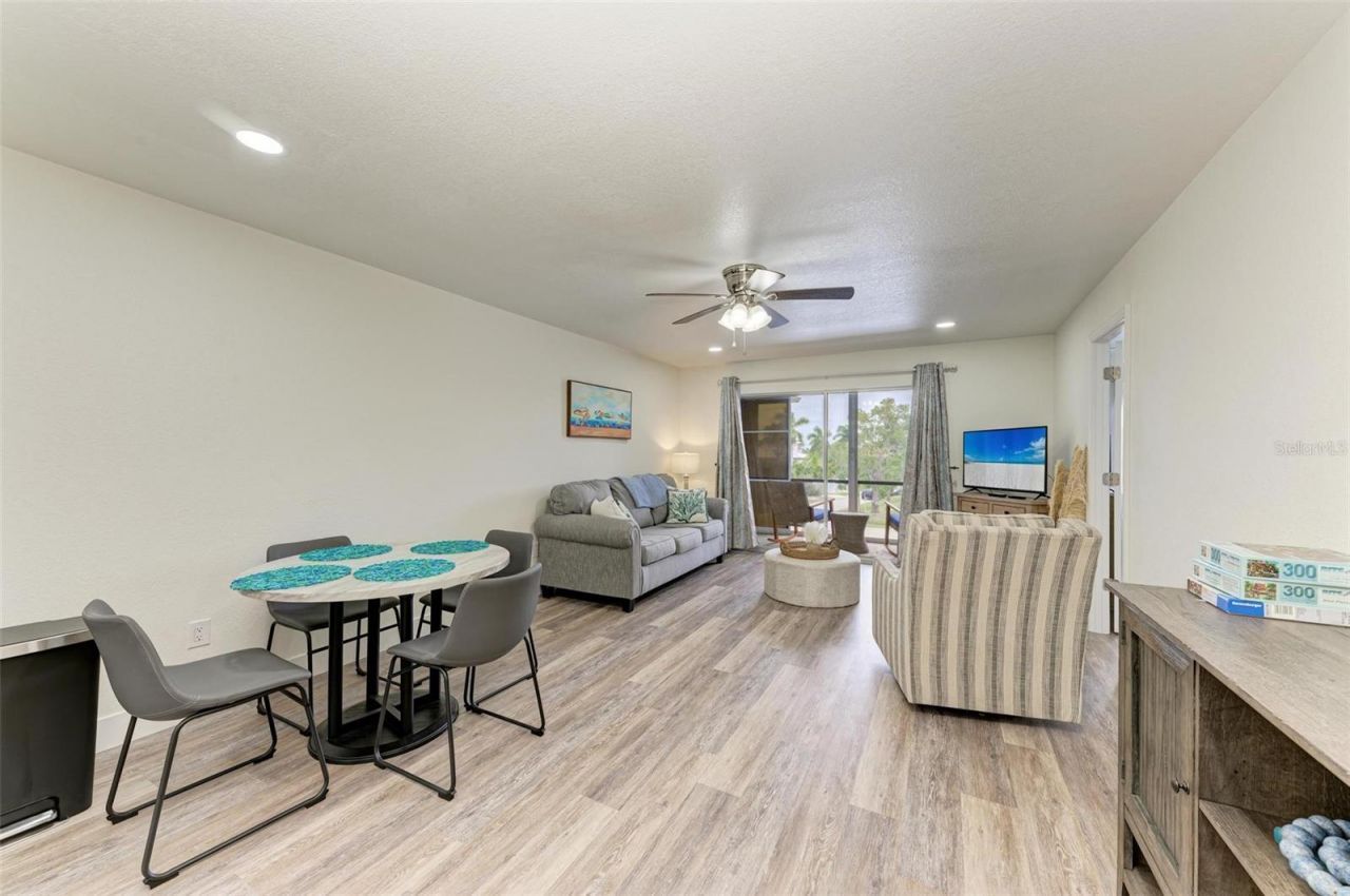 6470 Hollywood Boulevard, Unit 307, Sarasota, FL 34231 Photo