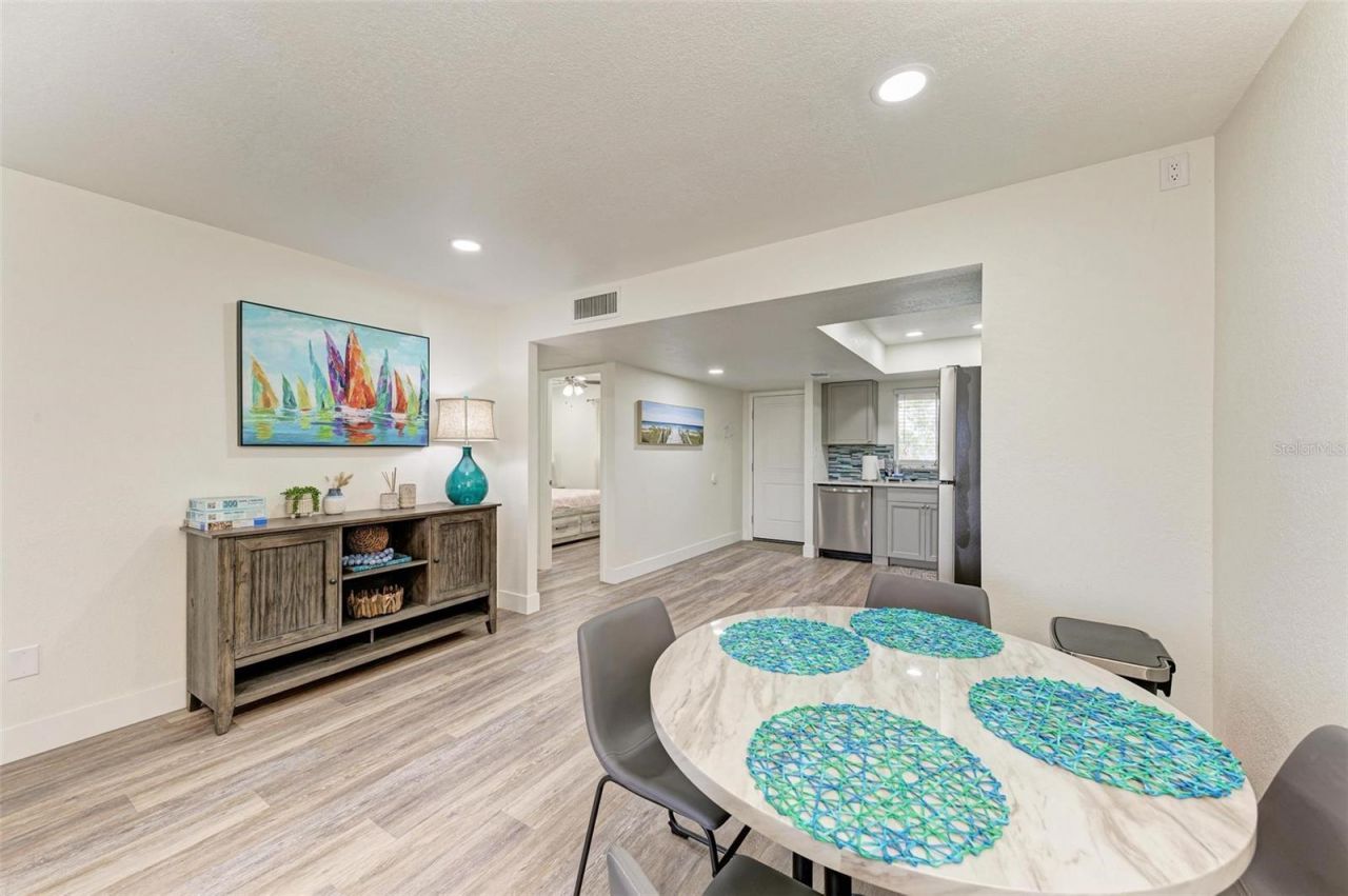 6470 Hollywood Boulevard, Unit 307, Sarasota, FL 34231 Photo