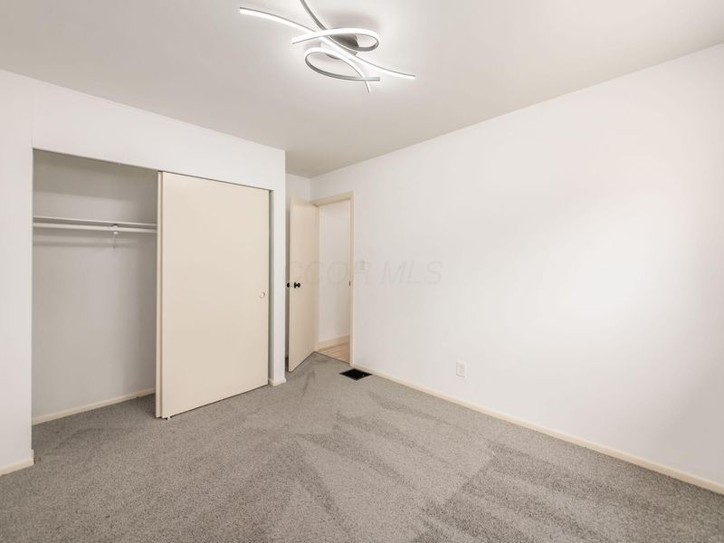 3849 Laguna Drive, Columbus, OH 43232 Photo 18