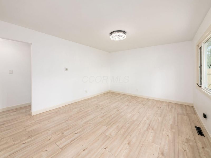3849 Laguna Drive, Columbus, OH 43232 Photo 7