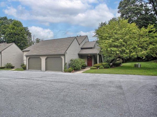 563 ROSLAIRE DRIVE , HUMMELSTOWN, PA 17036