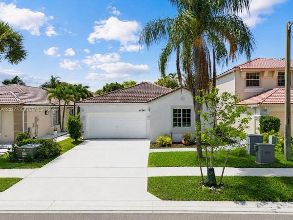 15942 NW 21st St , Pembroke Pines, FL 33028
