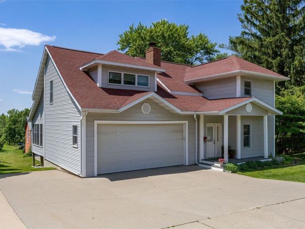 215 10th Avenue SW, Mt Vernon, IA 52314