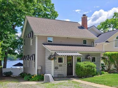836 Pine Tree Road W, Orion Twp, MI 48362