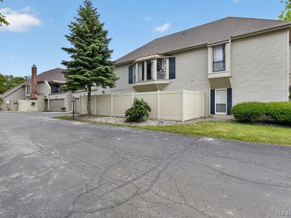 8127 Colony Drive, Grosse Ile Twp, MI 48138