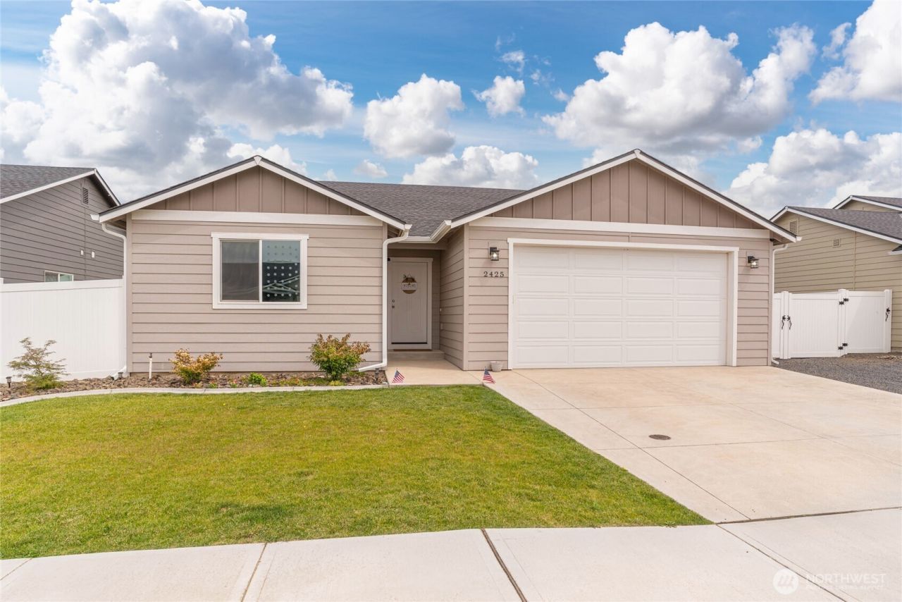 2425 SE 3rd Street, East Wenatchee, WA 98802 Main Photo