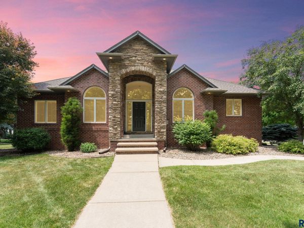 6205 S Pinehurst Ct, Sioux Falls, SD 57108