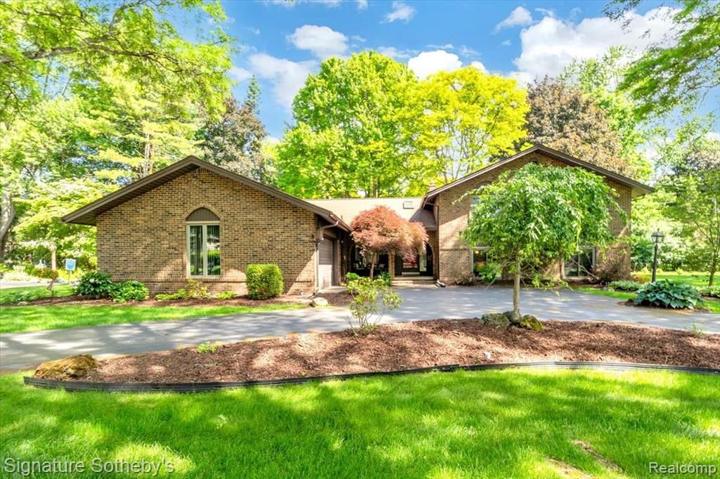 2538 Red Fox Trail Drive, Troy, MI 48098 Main Photo