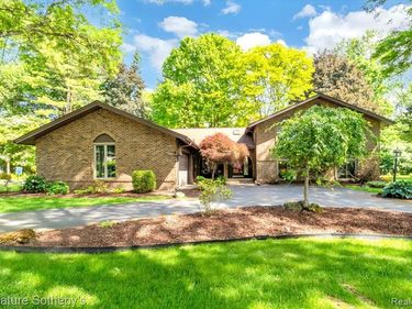2538 Red Fox Trail Drive, Troy, MI 48098