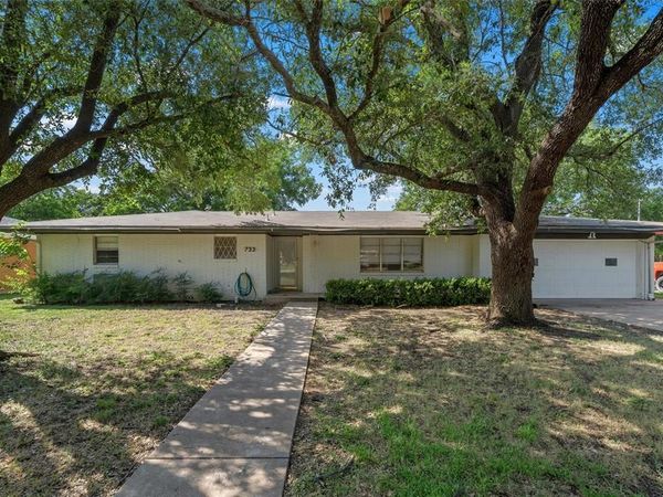 733 W 5th Street, McGregor, TX 76657