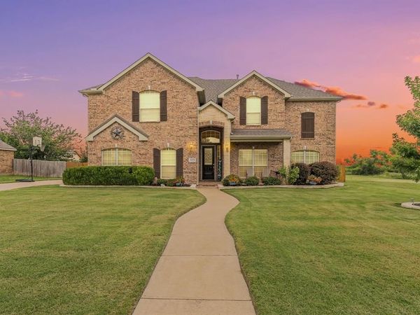 1424 Bassett Hound Drive, Fort Worth, TX 76052