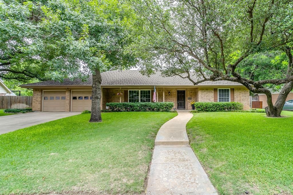 8520 Marys Creek Drive, Benbrook, TX 76116 Main Photo