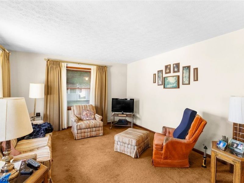 942 Canterbury Lane, Salem, OH 44460 Photo 4