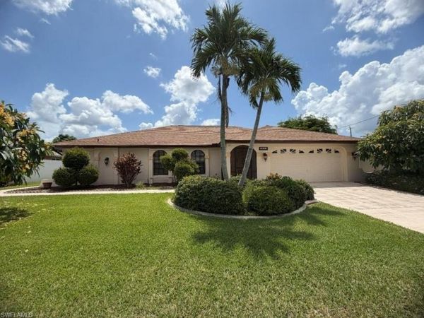 3923 SE 10th PL , CAPE CORAL, FL 33904