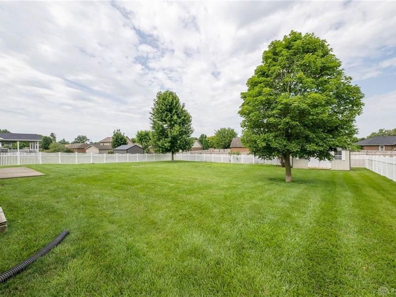 129 Honeysuckle Way, Eaton, OH 45320 Photo 11