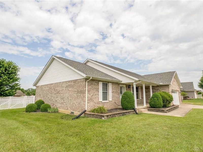 129 Honeysuckle Way, Eaton, OH 45320 Photo 4