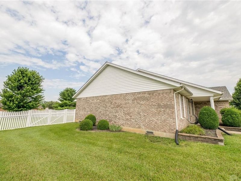 129 Honeysuckle Way, Eaton, OH 45320 Photo 5
