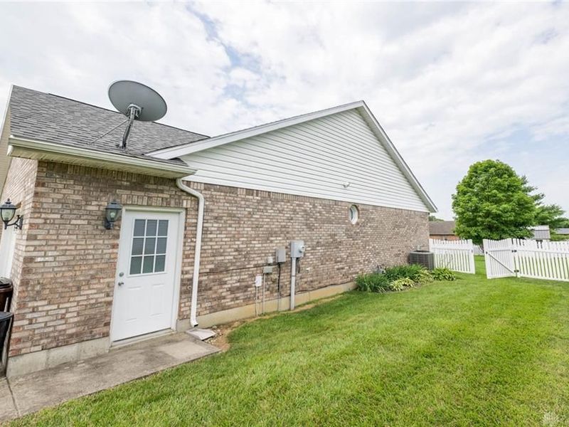 129 Honeysuckle Way, Eaton, OH 45320 Photo 8