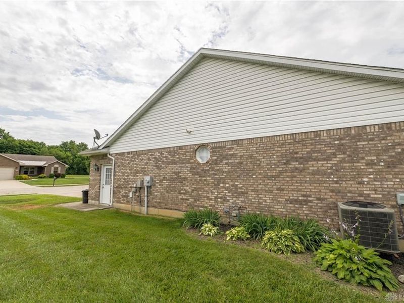 129 Honeysuckle Way, Eaton, OH 45320 Photo 9