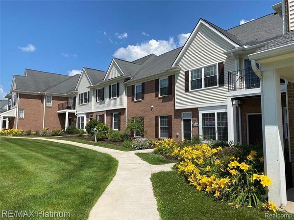 1105 S Rial Lake Dr., Howell, MI 48843