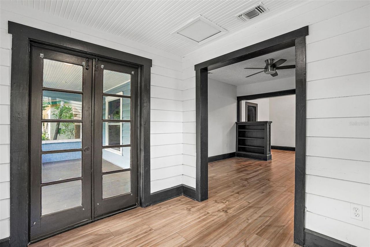 2111 Burlington Avenue N, Saint Petersburg, FL 33713 Photo