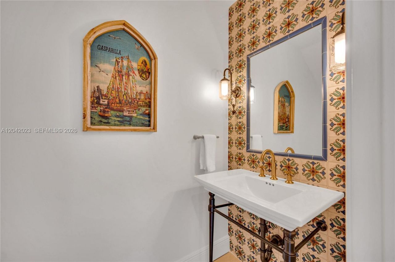 30 NE 44th St, Miami, FL 33137 Photo
