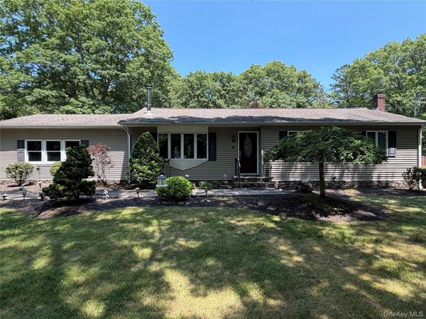 9 Pleasant View Road, Ridge, NY 11961