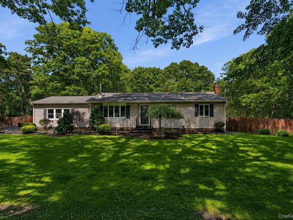 9 Pleasant View Road, Ridge, NY 11961