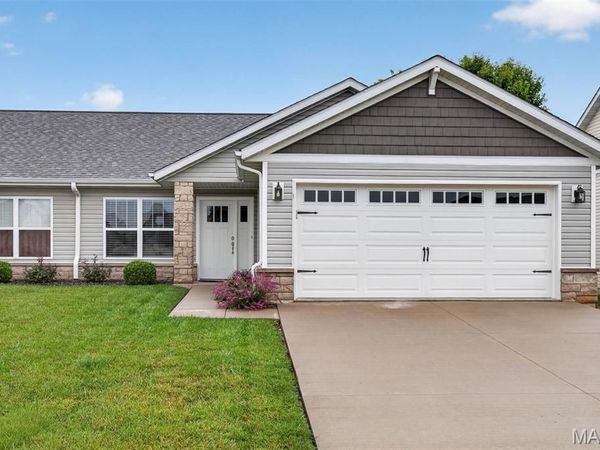 110 Auburn Court, Unit B, Highland, IL 62249