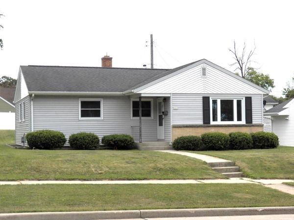 3609 Meadow LANE, Manitowoc, WI 54220