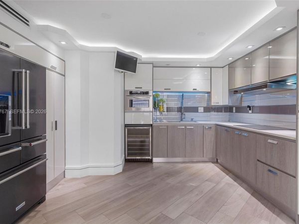 6061 Collins Ave , Unit 8F, Miami Beach, FL 33140