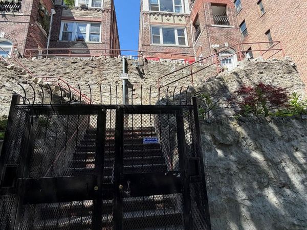 646 W 207th Street , Unit 1, New York (Manhattan), NY 10034