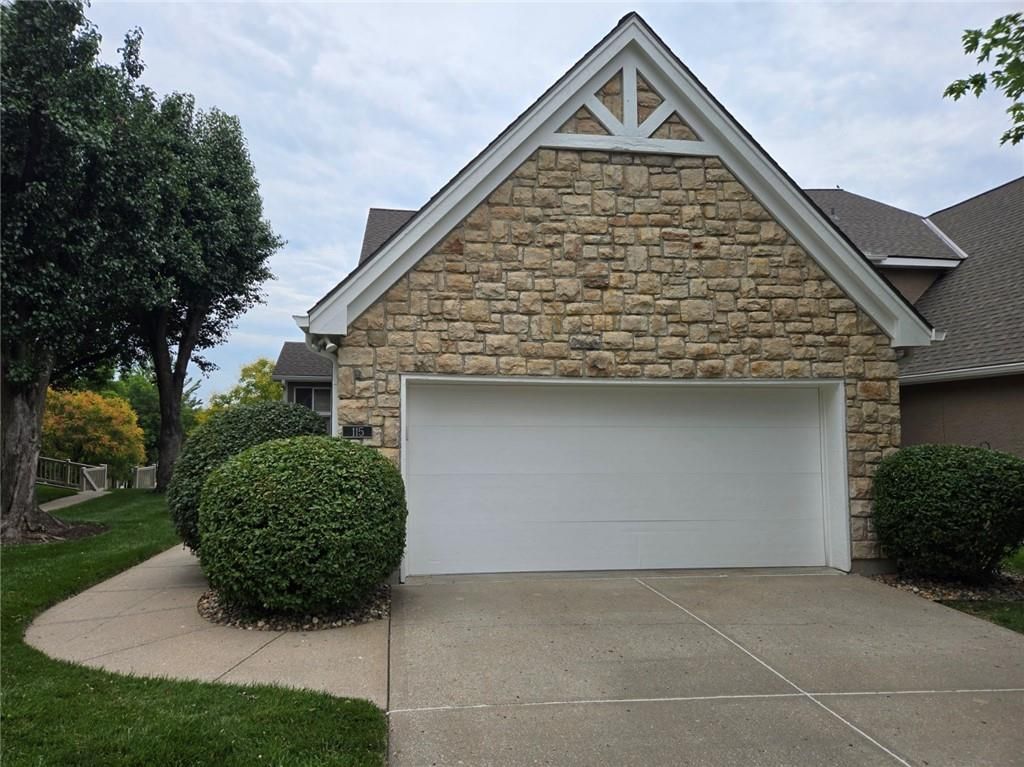 115 Pointe Drive, Gladstone, MO 64116 Main Photo