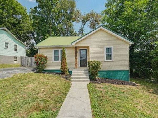 401 College Ave E, Carthage, TN 37030