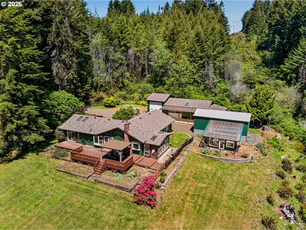 109 Eel Lake LN, North Bend, OR 97459