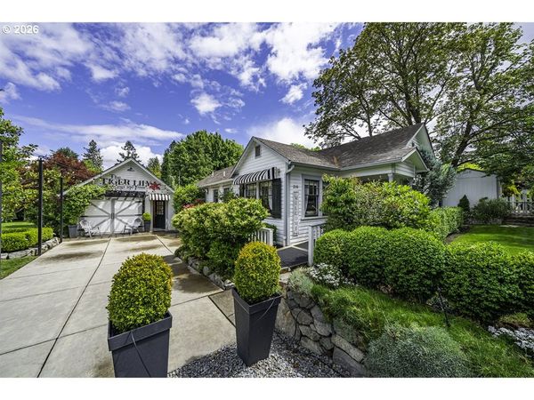 215 S 4TH ST, Jacksonville, OR 97530