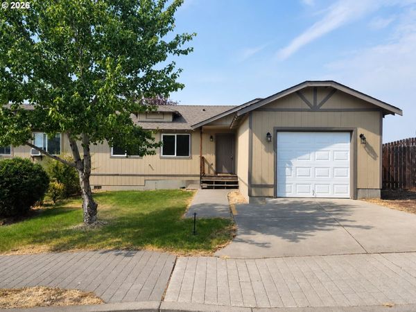 402 SE CARMEN WAY, Madras, OR 97741