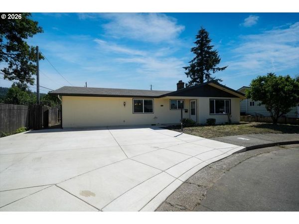 1081 E JACKSON AVE, Cottage Grove, OR 97424