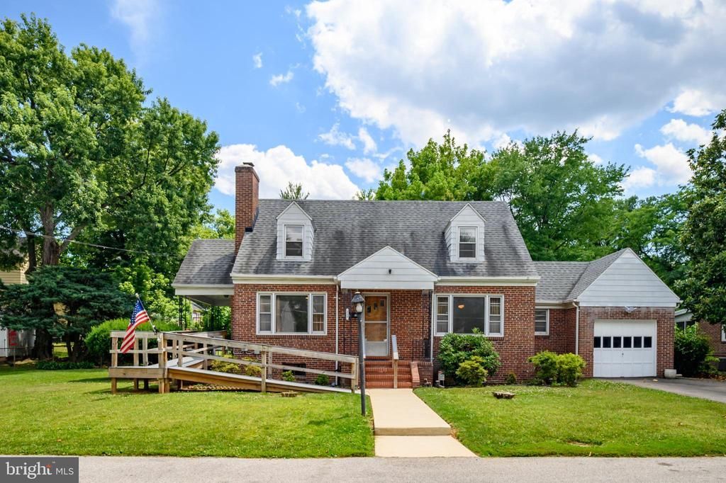 211 Hillendale Avenue, Baltimore, MD 21227 Main Photo