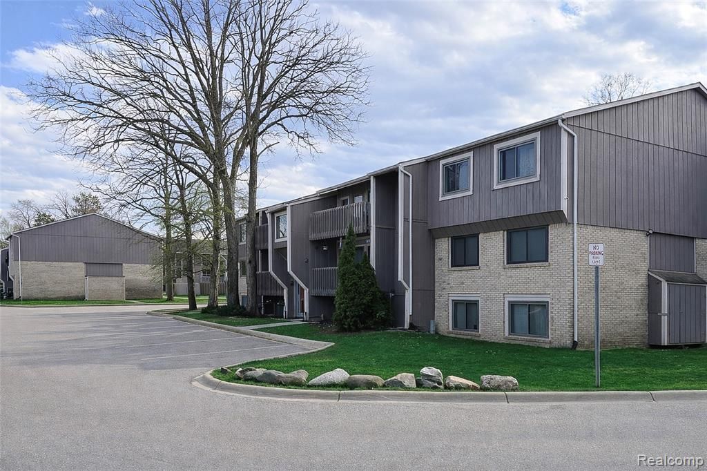 29860 W 12 Mile Road, Farmington Hills, MI 48334 Main Photo