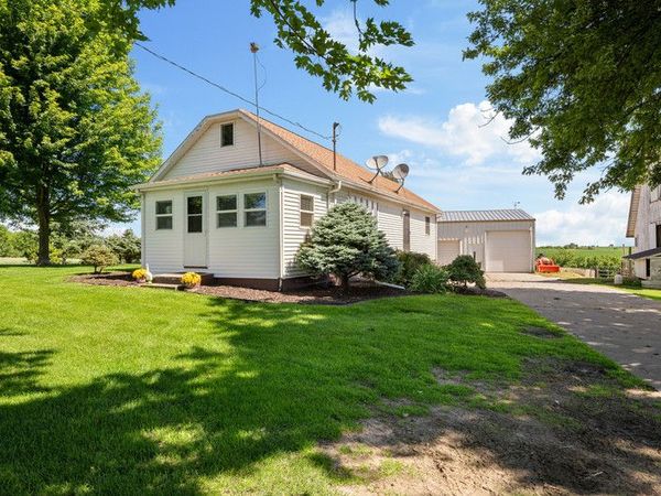 4158 Highway 136 , Clinton, IA 52732