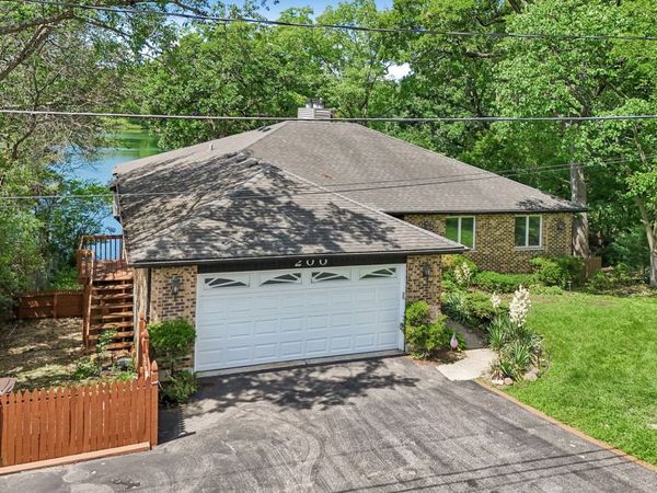 200 N Shore Drive , Oakwood Hills, IL 60013