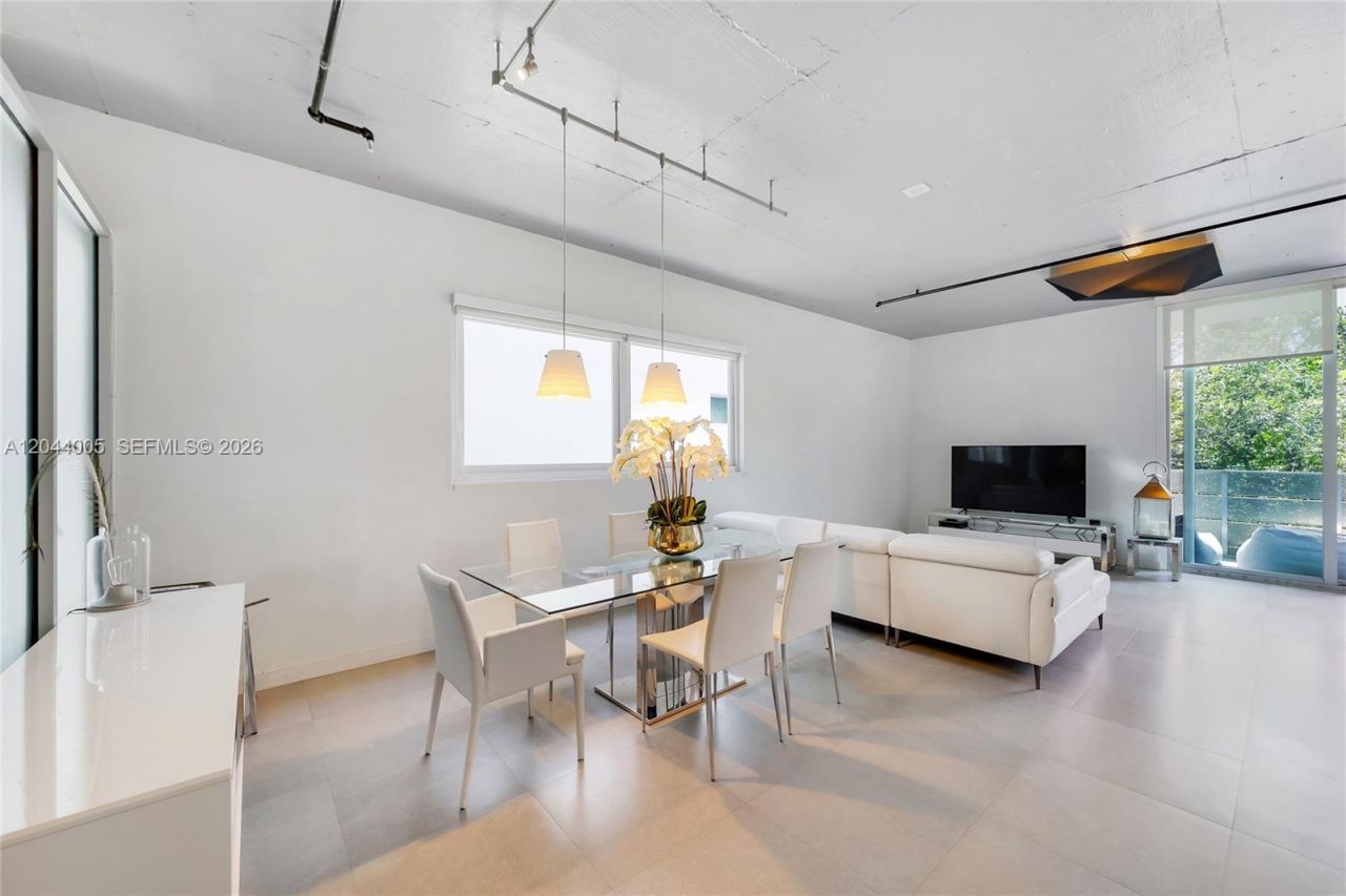 1700 Meridian Ave, Unit 310, Miami Beach, FL 33139 Photo