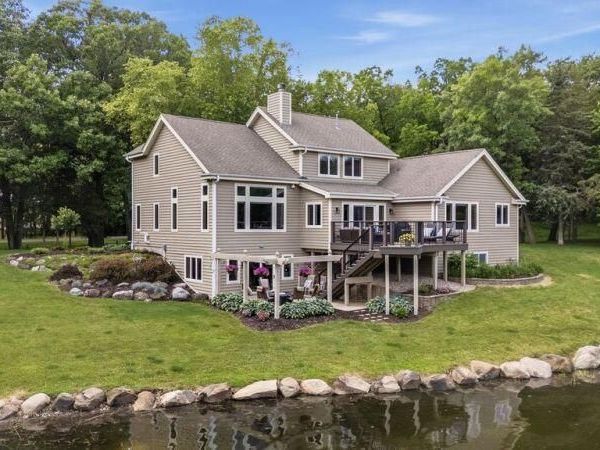 960 S Wayfare TRAIL, Summit, WI 53066