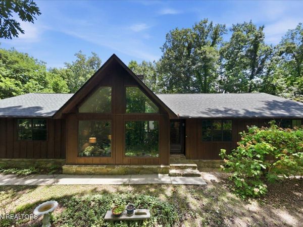 3433 Russellwood Drive, Rockford, TN 37853