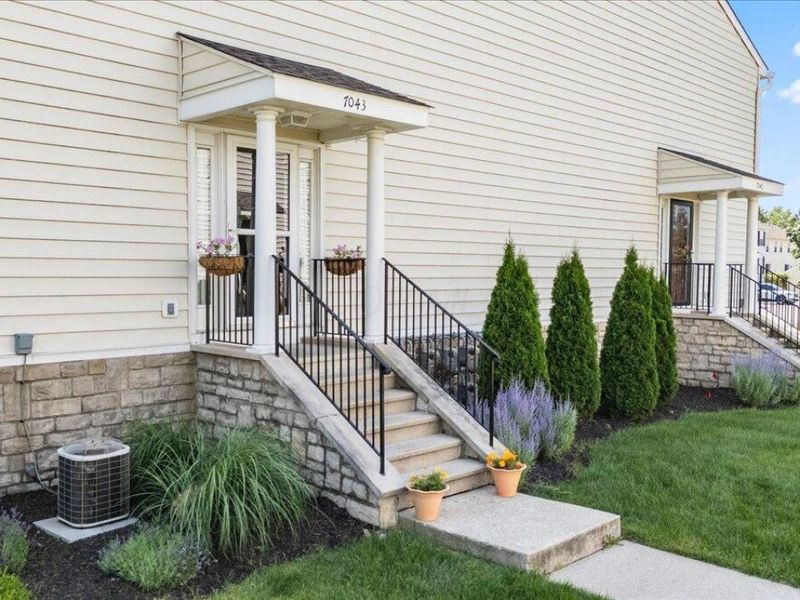 7043 Monarchos Drive, Unit 13, New Albany, OH 43054 Photo 2
