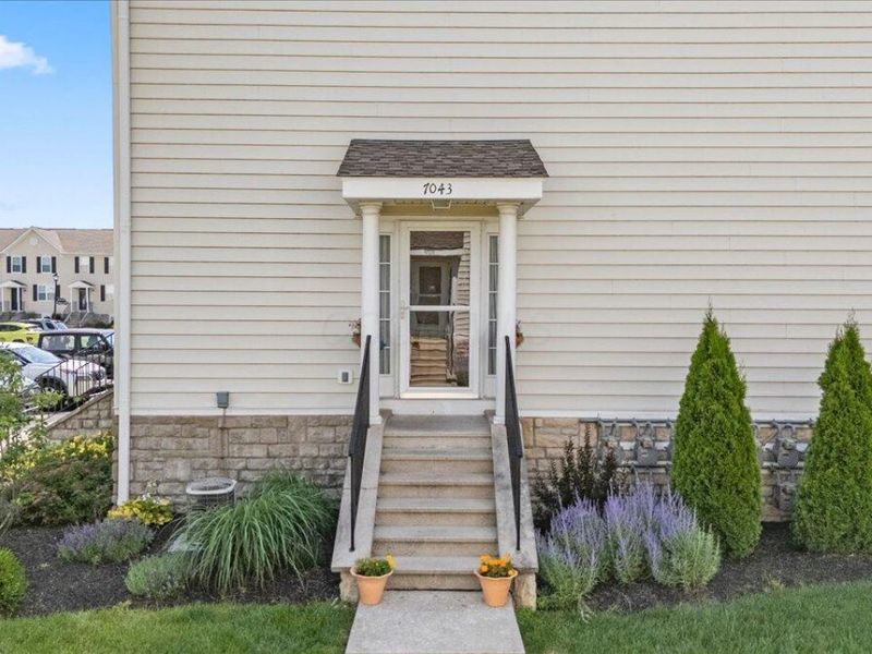 7043 Monarchos Drive, Unit 13, New Albany, OH 43054 Photo 3